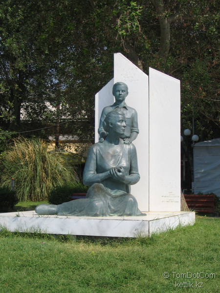 Монумент женщина с ребенком