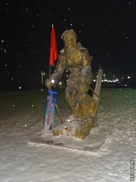 Статуя лыжника