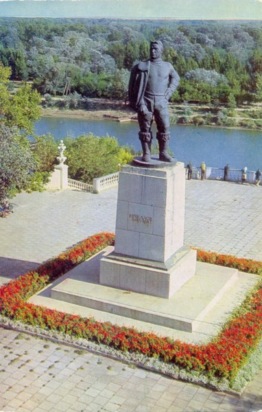 Памятник Чкалову 