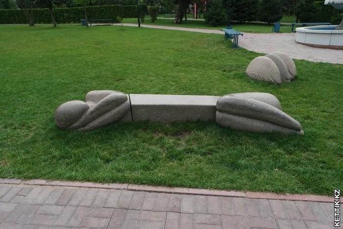 Скульптурная скамейка