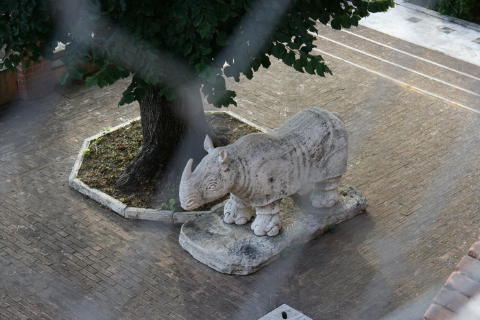 Статуя носорога