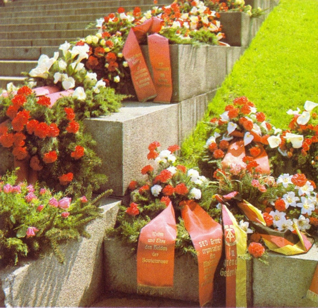 Цветы на мемориале