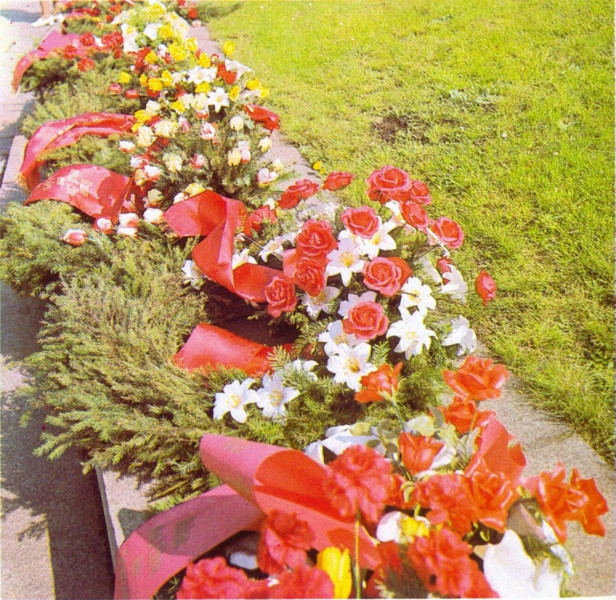 Цветы на мемориале