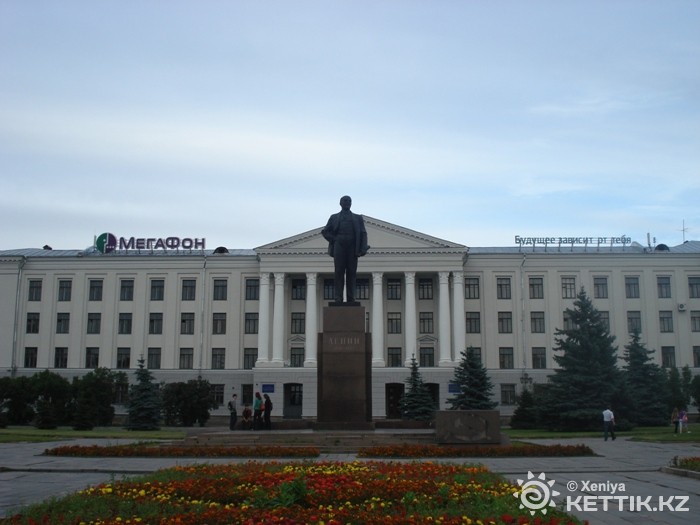 Памятник Ленину